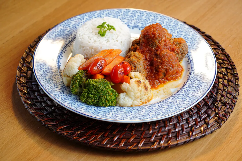 Almôndegas com Arroz e Legumes