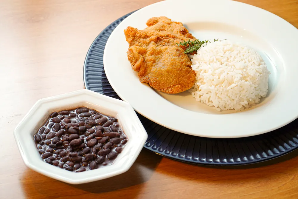 Bife à Milanesa com Arroz e Feijão