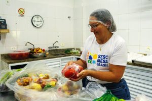 Sesc Mesa Brasil promove oficina de aperitivos na Escola Técnica Cristo Redentor