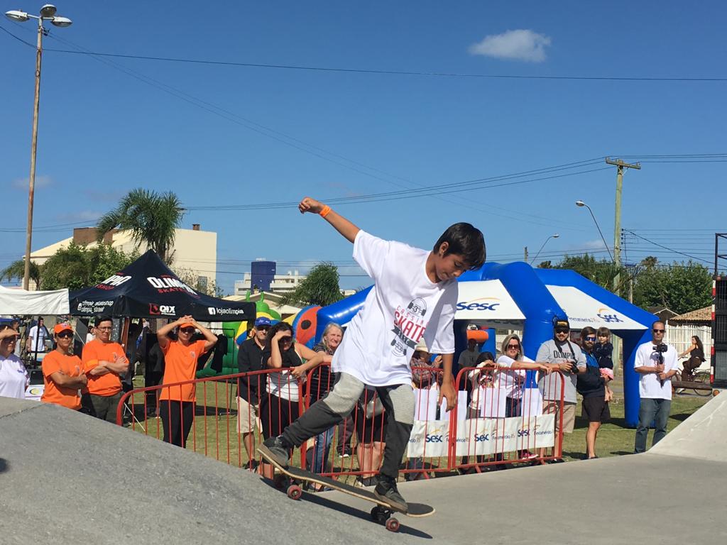 Um curso gratuito de skate para crianças no skatepark de