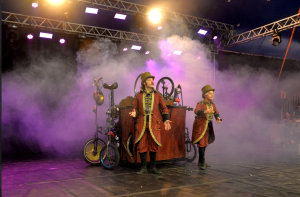 Com espaço recreativo, oficina de bolhas e show de referência mundial em acrobacias com pernas de pau, Sesc Circo chega à reta final
