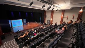 Teatro Therezinha Petry Cardona, em Montenegro, reúne comunidade para transmissão do Sesc em Família