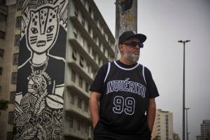 Renan Inquérito, um dos grandes nomes da literatura marginal brasileira, comanda sarau gratuito em Gravataí