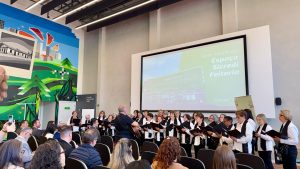 Grupo de Canto da Maturidade Ativa emociona público em apresentação no Sicredi Feitoria